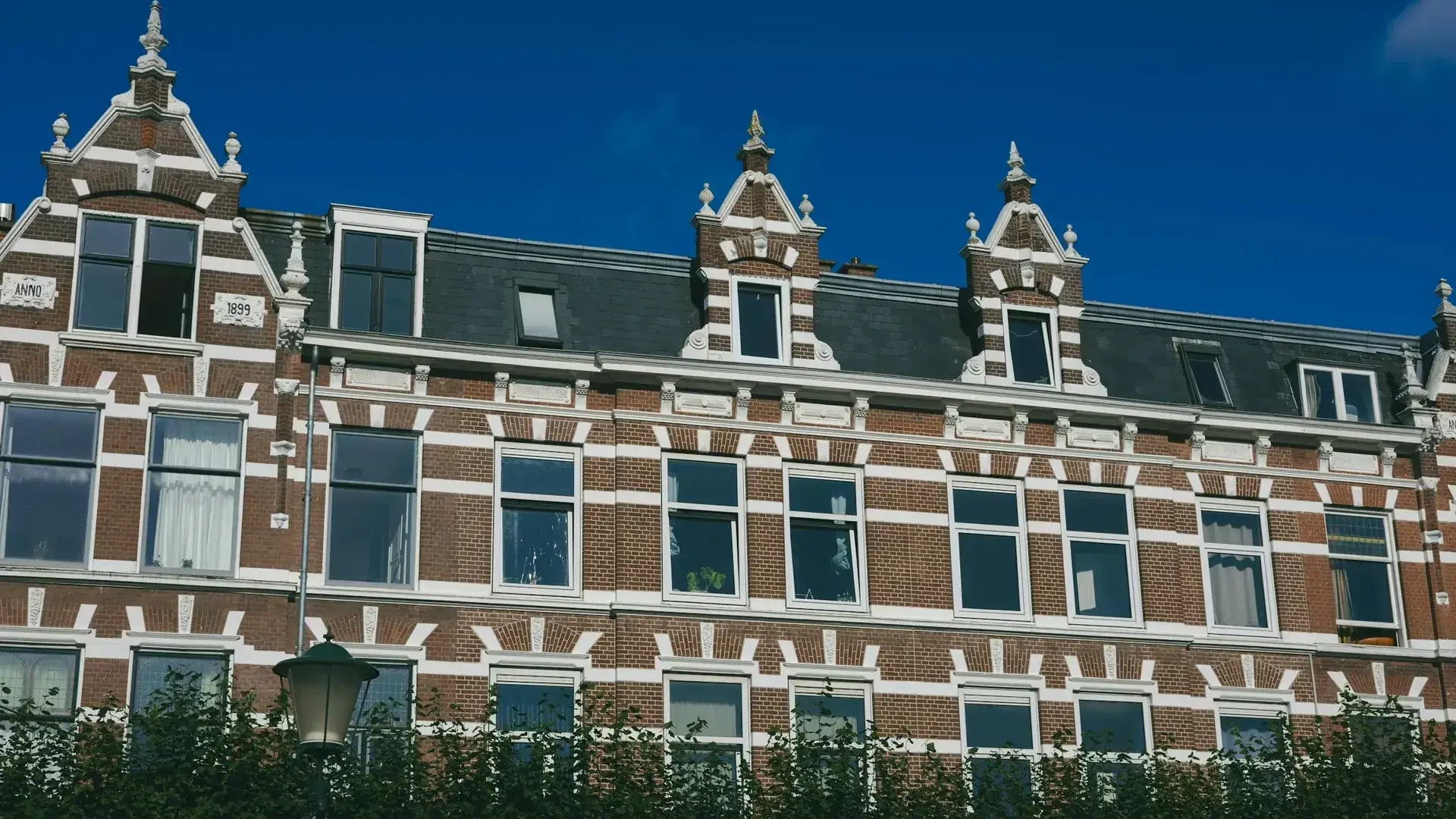 Klassieke Haagse herenhuizen met topgevels — referentiebeeld voor het Zeeheldenkwartier